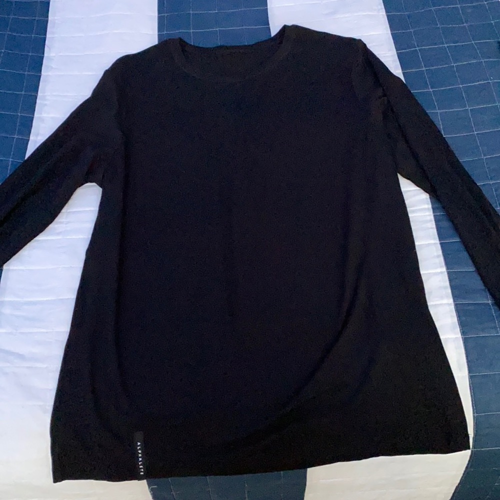 Alphalete men’s black scoop neck long sleeve shirt
